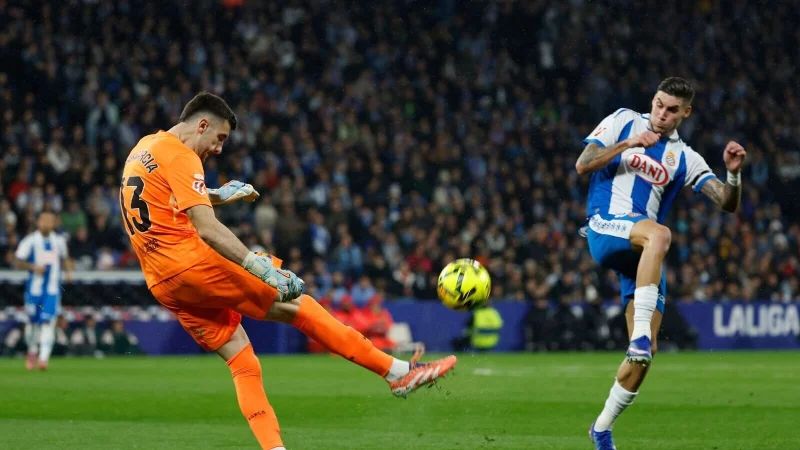 Torwart Joan Garcia rettete f&uuml;r den FC Barcelona mehrmals gegen seinen Ex-Club Espanyol. - &copy; Joan Monfort/AP/dpa