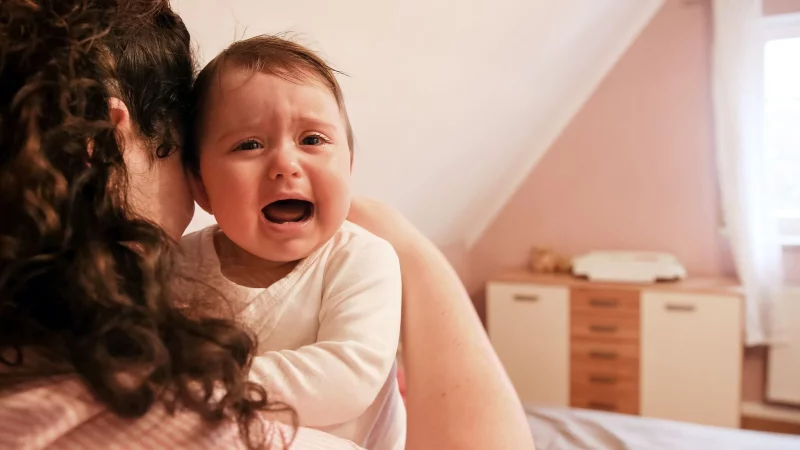 Trotz Wickeln, F&uuml;ttern und Wiegen: Anhaltendes Babygeschrei kann Eltern an ihre Belastungsgrenze bringen. - &copy; Mascha Brichta/dpa-tmn