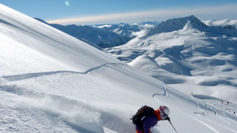 Solche Schw&uuml;nge im Tiefschnee sind der Traum vieler Skifahrer: Doch das Lawinenrisiko sollte man dabei nie vergessen. - &copy; Florian Sanktjohanser/dpa-tmn