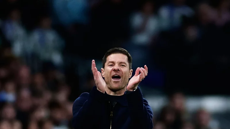 Real Madrids Coach Xabi Alonso sah einen am Ende deutlichen Sieg seiner Mannschaft gegen Real Betis Sevilla. - &copy; Pablo Garcia/AP/dpa