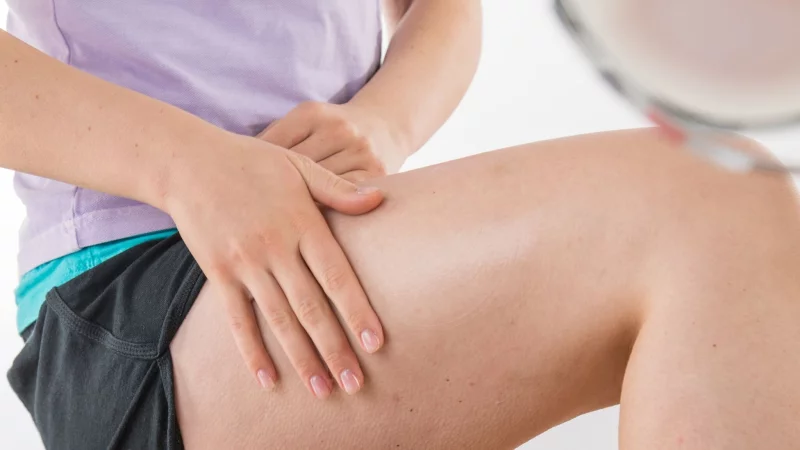 Sanfte Pflege: K&ouml;rper&ouml;le sch&uuml;tzen die Haut zuverl&auml;ssig vor dem Austrocknen. - &copy; Christin Klose/dpa-tmn