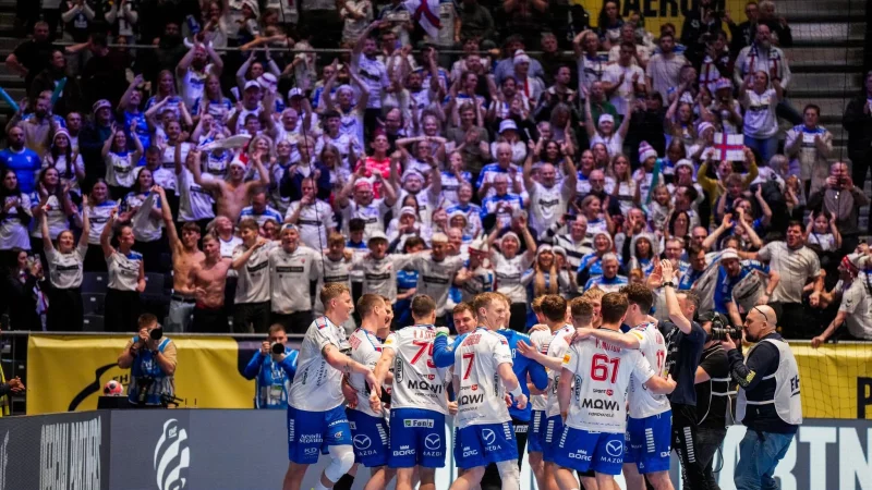 Die Spieler feiern den Punktgewinn zum EM-Auftakt vor ihrem Fanblock. - &copy; Cornelius Poppe/NTB/dpa