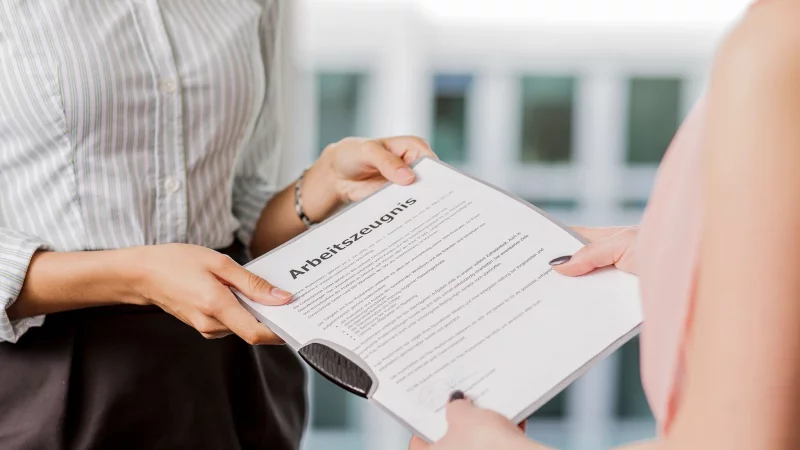 Mit einem Arbeitszeugnis, in dem schlechter als "gut" bewertet wird, gestaltet sich die Jobsuche schwierig. - &copy; Monique W&uuml;stenhagen/dpa-tmn