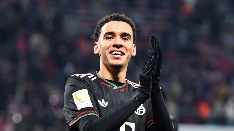 Jamal Musiala strahlt nach seinem Comeback in Leipzig. - &copy; David Hammersen/dpa