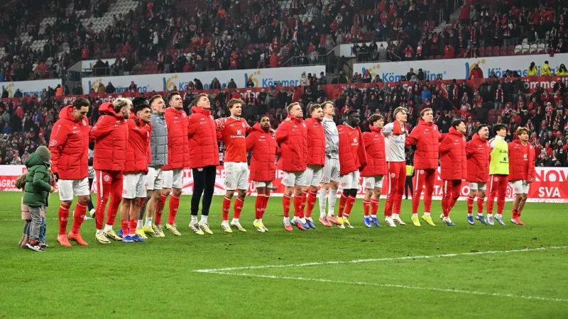 Die Mainzer feiern mit den Fans einen Sieg - wenig sp&auml;ter wird das Stadion ge&auml;umt. - &copy; Torsten Silz/dpa