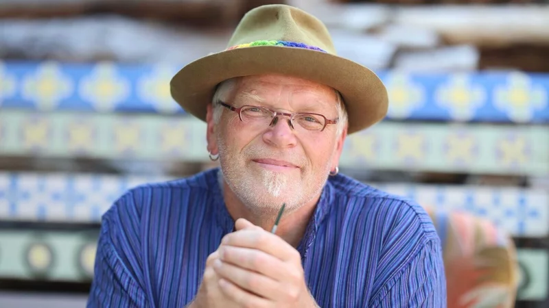 Der K&uuml;nstler Bafu&szlig;, b&uuml;rgerlich Jochen Tiemann, betreibt in einem Anh&auml;nger ein Miniatur-Kunstmuseum im &Ouml;rtchen Elend. - &copy; Matthias Bein/dpa