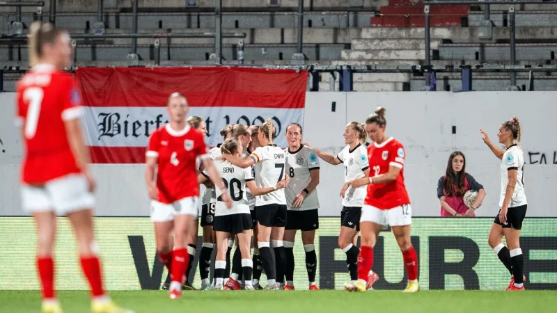 Die deutschen Fußballerinnen hatten in Wien viel Grund zur Freude. - © Georg Hochmuth/APA/dpa