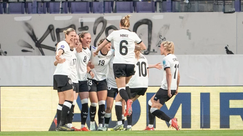 Die deutschen Fußballerinnen jubeln über die frühe Führung. - © Georg Hochmuth/APA/dpa
