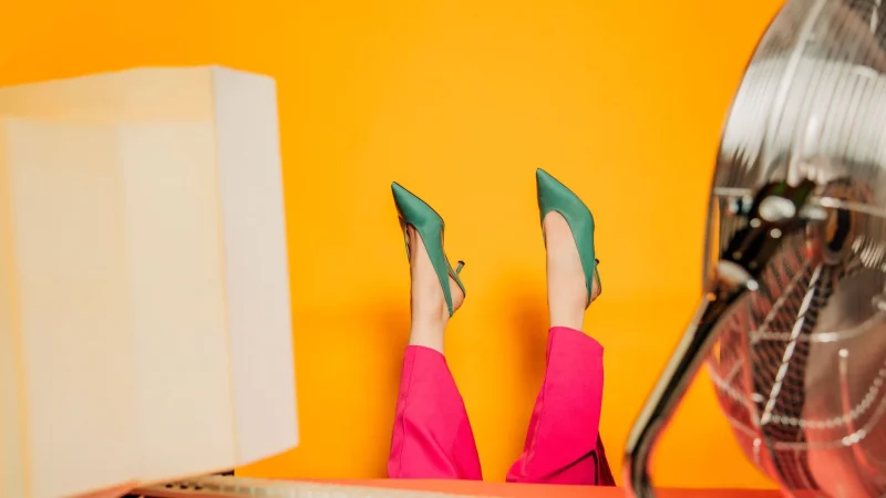 Viel zu heiß? Ein Recht auf Hitzefrei gibt es in Deutschland für Beschäftigte nicht. - © Vira Simon/Westend61/dpa-tmn