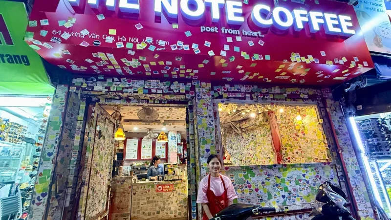 Instagram-Hotspot: Das Notizzettel-Caf&eacute; ist ein beliebtes Fotomotiv in Hanoi. - &copy; Carola Frentzen/dpa-tmn