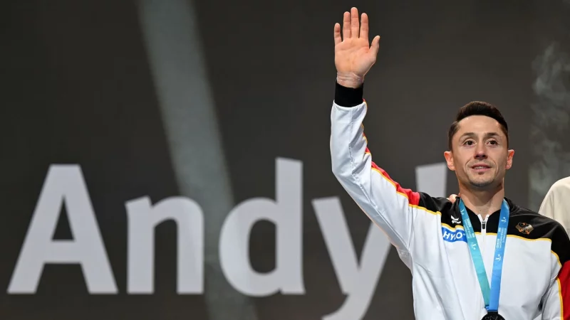 Andreas Toba sagt tschüss. - © Marijan Murat/dpa