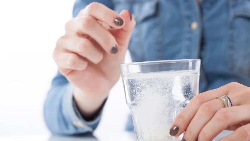 Wer aufgrund von Erkrankungen auf seinen Salzkonsum achten muss, sollte bei Nahrungsergänzungsmitteln nicht zur Brausetablette greifen. - © Christin Klose/dpa-tmn