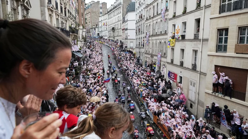 Spektakel auf dem Montmartre: In Paris endete die 21. Etappe der Tour. - &copy; Laurent Cipriani/AP/dpa