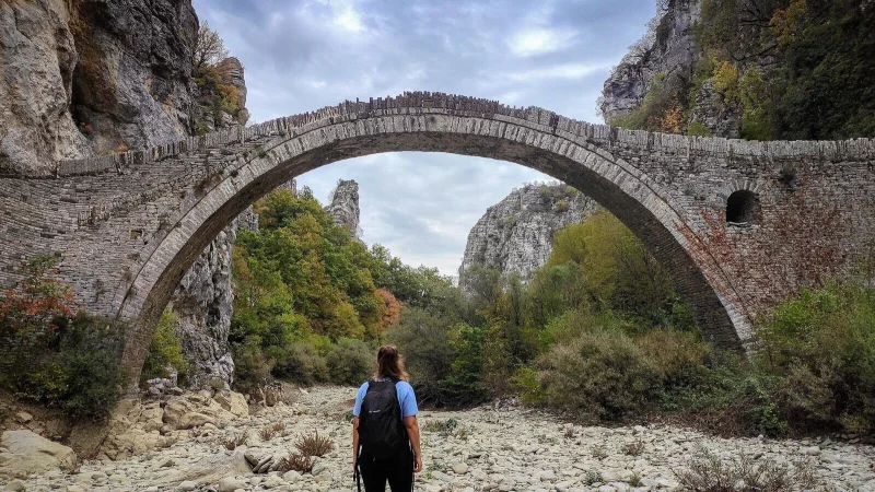 Beeindruckendes Bauwerk inmitten der Schucht: die Kokkorou-Brücke. - © Linda Heyer/dpa-tmn