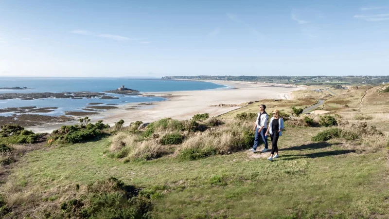 Auf 77 Kilometern f&uuml;hrt der &laquo;Jersey Tidal Trail&raquo; vorbei an imposanten Steilklippen und weitl&auml;ufigen Buchten. - &copy; Studio M/Visit Jersey/dpa-tmn