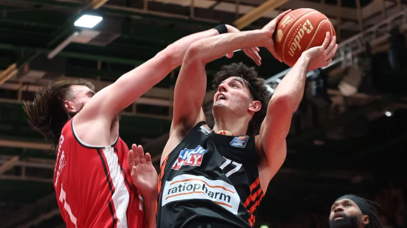 Würzburg und Ulm boten den Zuschauern im 2. Halbfinalspiel ein physisch starkes Duell. - © Karl-Josef Hildenbrand/dpa