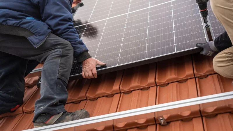 Photovoltaik wird günstiger: Die Preise für Solaranlagen sind seit Jahresbeginn um rund 15 Prozent gesunken. - © Florian Schuh/dpa-tmn