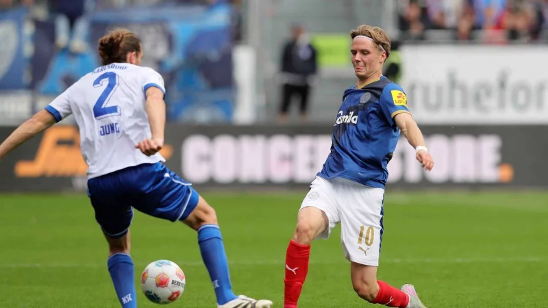 Trotz verschossenen Elfmeters einer der Besten: Kiels Jonas Therkelsen - &copy; Claus Bergmann/dpa