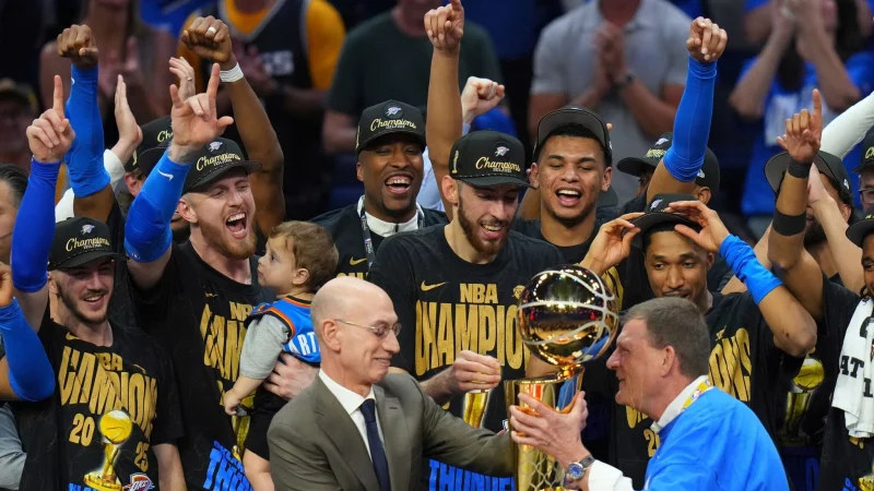 Isaiah Hartenstein feiert mit Sohn Eiljah auf dem Arm. - © Julio Cortez/AP/dpa