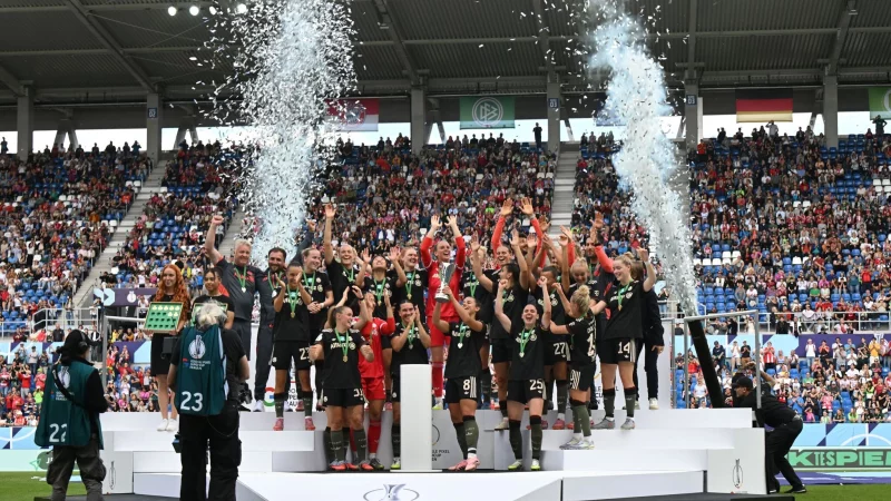 Für den Bundesliga-Auftakt des FC Bayern München gegen Bayer Leverkusen wurden bereits 50.000 Tickets verkauft. - © Uli Deck/dpa