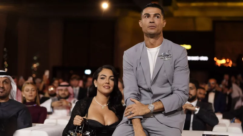 Cristiano und Georgina: Verliebt, verlobt... - © Fabio Ferrari/LaPresse/AP/dpa