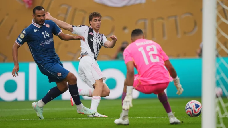 Kenan Yildiz trifft in der Anfangsphase zum 1:0 für Turin. - © Chris Szagola/FR170982 AP/AP/dpa