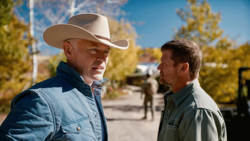 Neil McDonough (l) als Ian Ross und Bailey Chase als Jeff Eriksson in einer Szene des Films «Homestead». - © -/Kinostar/dpa