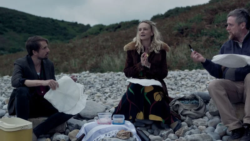 Tom Basden (l) als Herb McGwyer, Carey Mulligan als Nell Mortimer und Tim Key als Charles Heath in einer Szene des Films «The Ballad Of Wallis Island» (undatierte Filmszene). - © -/Universal Pictures/dpa