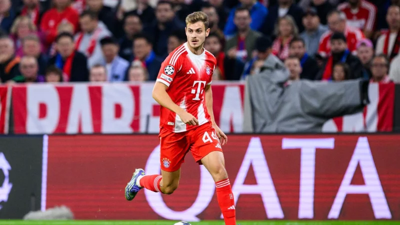 Bayern-Verteidiger Josip Stanisic hat sich im Champions-League-Spiel gegen den FC Chelsea offenbar nicht ernsthaft verletzt. - &copy; Tom Weller/dpa