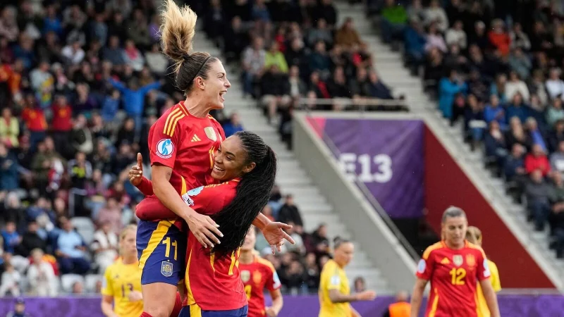 Hoch soll sie leben: Alexia Putellas wird nach ihrem Tor zum 6:2 von Salma Paralluelo geherzt. - © Martin Meissner/AP/dpa