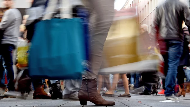 Volle T&uuml;ten, leere Konten: Bei Kaufsucht geraten Selbstkontrolle und Finanzen oft aus dem Gleichgewicht. - &copy; Henning Kaiser/dpa/dpa-tmn