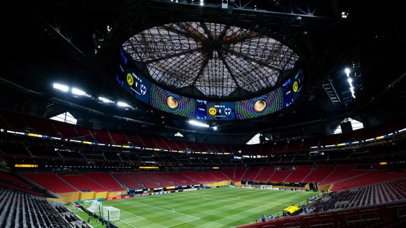 Dach zu: Im imposanten - und vor allem - klimatisierten Stadion von Atlanta kämpfen die Bayern gegen Paris um den Einzug ins WM-Halbfinale. - © Sven Hoppe/dpa