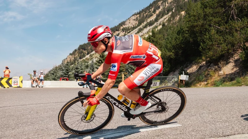 Zurück im Roten Trikot: Der dänische Rad-Star Jonas Vingegaard - © Matteo Secci/ZUMA Press Wire/dpa