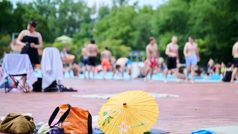 Wer seine Wertsachen im Freibad unbeaufsichtigt lässt, sollte wissen, dass die Hausratversicherung in der Regel nicht für einfache Diebstähle aufkommt. - © Annette Riedl/dpa/dpa-tmn