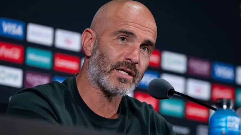 Chelsea-Trainer Enzo Maresca bei der Pressekonferenz vor dem Finale. - © Sven Hoppe/dpa