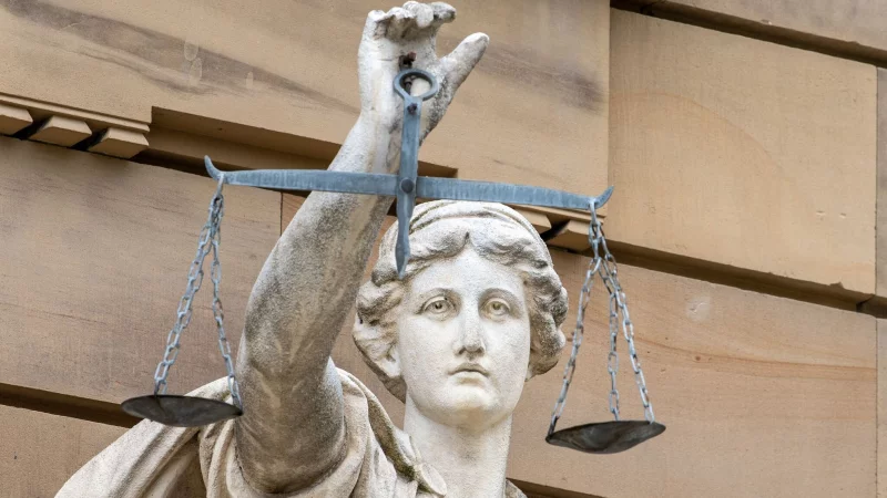 Haben Betroffene das Recht, bei einer &auml;rztlichen Begutachtung eine Vertrauensperson mitzunehmen? Ein Gericht entschied das nun. - &copy; Stefan Puchner/dpa/dpa-tmn