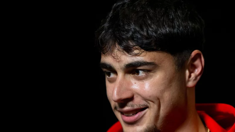 Aleksandar Pavlovic äußert sich in Charlotte zu Fußball-Kumpel Nick Woltemade. - © Sven Hoppe/dpa