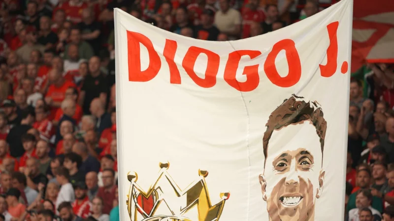 Fans zeigten ein Banner mit dem Bild des verstorbenen Diogo Jota. - © Ian Hodgson/AP/dpa