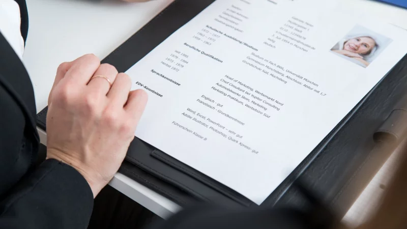 Ein Bewerbungsprozess kann nervenaufreibend sein - zusätzliche Einstellungstests können Unsicherheit auslösen. Was gilt? - © Christin Klose/dpa-tmn