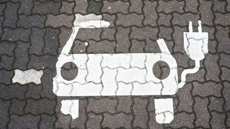 Schaffe ich es noch rechtzeitig zur Lades&auml;ule? Wie begr&uuml;ndet eine solche Reichweitenangst ist, sollte ein Versuch zeigen. - &copy; Julian Stratenschulte/dpa