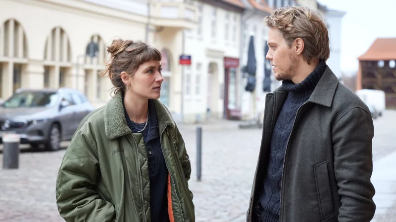 Zwischen den beiden knistert es: Jule Zabek (Sophie Pfennigstorf) und ihr neuer Kollege Tomasz Nowak (Jakub Gierszal). - © Sandra Hoever/ZDF/dpa