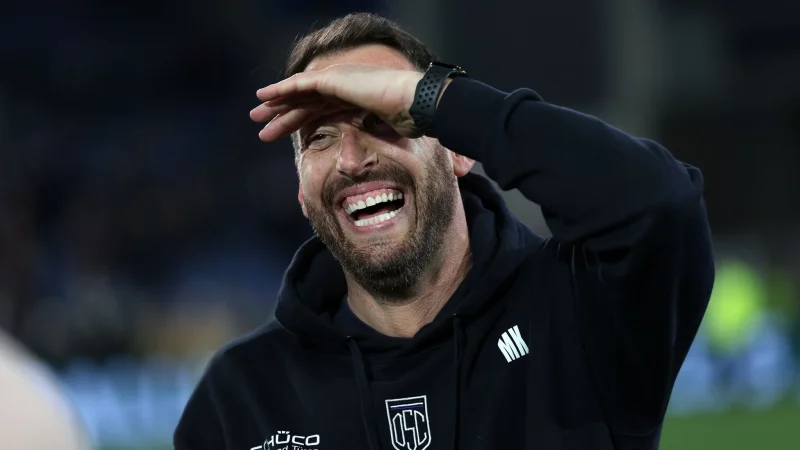 Geht mit Zuversicht voran: Bielefeld-Coach Mitch Kniat. - © Friso Gentsch/dpa