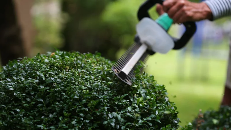 Viele Unfälle entstehen durch die Manipulation von Elektrowerkzeugen, was weniger sicher macht. - © Karl-Josef Hildenbrand/dpa-tmn