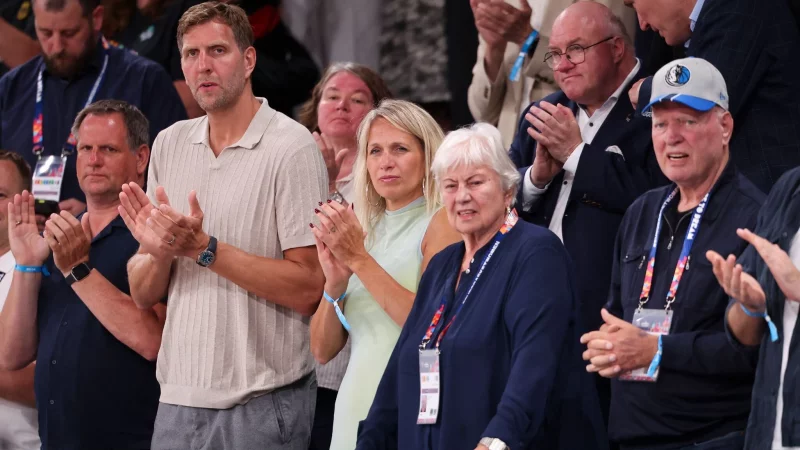Auch Dirk Nowitzki war beim zweiten deutschen Gruppenspiel wieder in der Halle. - &copy; Christian Charisius/dpa