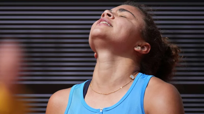 Nach drei vergebenen Matchbällen ist Jasmine Paolini in Paris im Achtelfinale ausgeschieden. - © Christophe Ena/AP/dpa