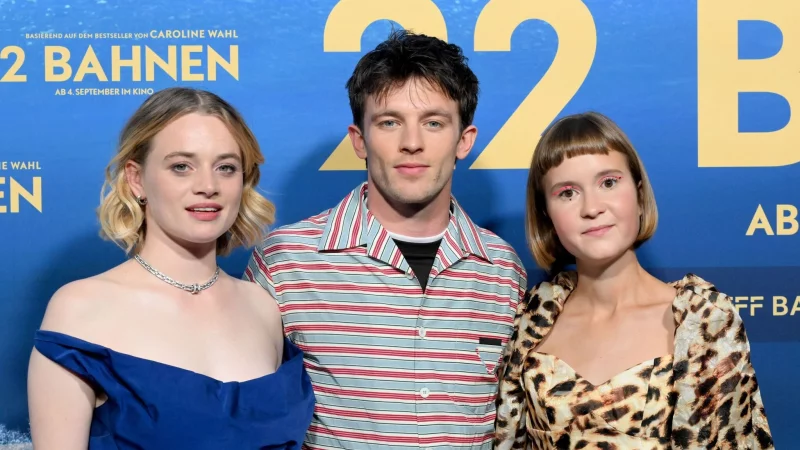 Die Schauspieler Luna Wedler und Jannis Niewöhner mit der Autorin Caroline Wahl (rechts) bei der Premiere des Films «22 Bahnen» in Berlin am 24. August. (Archivbild) - © Felix Hörhager/dpa