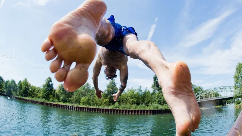 Wer mit dem Kopf voran springen will, sollte das Gew&auml;sser vorab pr&uuml;fen. - &copy; Julian Stratenschulte/dpa/dpa-tmn