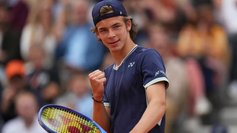 Der 17 Jahre alte Niels McDonald hat das Junioren-Finale bei den French Open gewonnen. - © Thibault Camus/AP/dpa