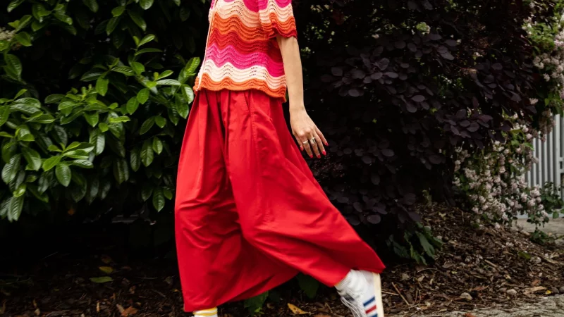 Wer kräftige Töne wie Rot, Orange und Pink kombiniert, sollte darauf achten, dass alle Farben entweder warm oder kalt sind. - © Christin Klose/dpa-tmn