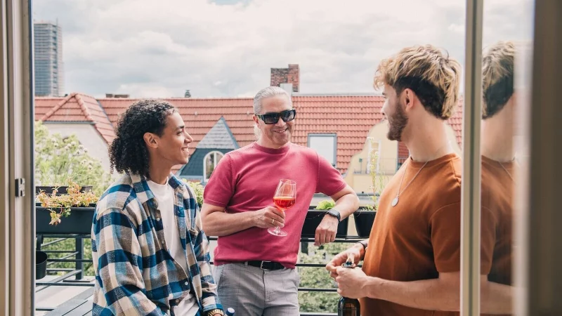 Nachtruhe gilt auch für die Grillparty auf der Terrasse: Ab 22 Uhr muss es leise werden. - © Zacharie Scheurer/dpa-tmn